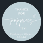 ダスティーブルーのポップコーンのプチギフトラベル、来てくれてありがとう ラウンドシール<br><div class="desc">このポップコーンのプチギフトラベルは、モダンなカリグラフィーとミニマルなレイアウトが特徴で、シャワー、ウェディング、または特別なイベントの個人的な感謝のラベルを作成するのに最適です！ほとんどの文言を簡単に編集して、あなたのスタイルやイベントに合わせることができます！テキストと背景の色は完全に編集可能です —> 「さらにカスタマイズする」ボタンをクリックして編集してください！</div>