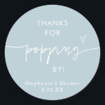 ダスティーブルーのポップコーンのプチギフトラベル、来てくれてありがとう ラウンドシール<br><div class="desc">このポップコーンのプチギフトラベルは、モダンなカリグラフィーとミニマルなレイアウトが特徴で、シャワー、ウェディング、または特別なイベントの個人的な感謝のラベルを作成するのに最適です!ほとんどの文言を簡単に編集して、あなたのスタイルやイベントに合わせることができます!テキストと背景の色は完全に編集可能です —> 「さらにカスタマイズする」ボタンをクリックして編集してください!</div>