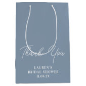 ダスティーブルーのミニマルなウェディングシャワーのお礼メッセージ ミディアムペーパーバッグ (正面)