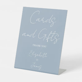 ダスティーブルーのミニマルなスクリプトカードとギフト 台座サイン