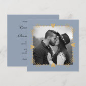 ダスティーブルーのモダンな写真とゴールドのハートのウェディング 招待状 (正面/裏面)