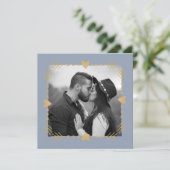 ダスティーブルーのモダンな写真とゴールドのハートのウェディング 招待状 (スタンド正面)