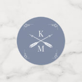 ダスティーブルーのモノグラムと矢印のウェディング コンフェッティ (スモール正面)