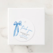 ダスティーブルーのリボン　彼女は結婚する ブライダルシャワーのお祝い フェイバータグ (インサイチュ)