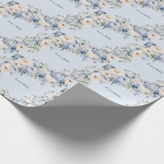 ダスティーブルーの水彩画の象牙色の花と葉のラスティック ラッピングペーパー (角)