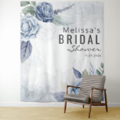 ダスティーブルーの水彩花イラストタイポグラフィ タペストリー (インサイチュ)