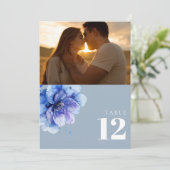 ダスティーブルーの水彩花柄フォトテーブルナンバー 招待状 (スタンド正面)