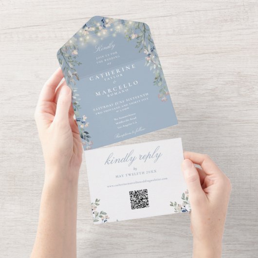 ダスティーブルーの花のストリングライトQRコード結婚式 オールインワン招待状 (貼ってはがせる)