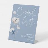 ダスティーブルーの花のデザインの結婚前のお祝いのカードとギフト 台座サイン (正面)