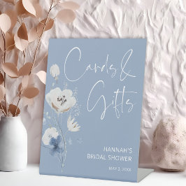 ダスティーブルーの花のデザインの結婚前のお祝いのカードとギフト 台座サイン