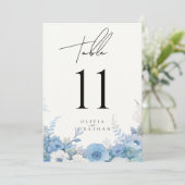 ダスティーブルーの花をあしらったエレガントなウェディングテーブルナンバー (スタンド正面)