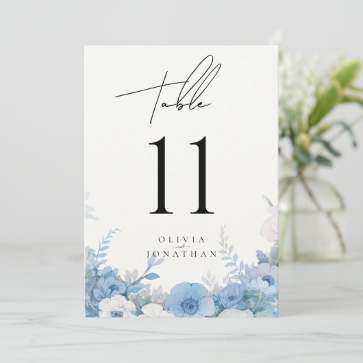 ダスティーブルーの花をあしらったエレガントなウェディングテーブルナンバー (スタンド正面)