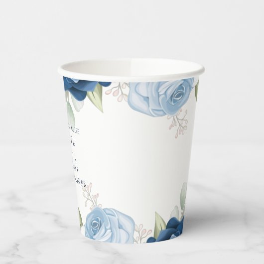 ダスティーブルーの花をあしらったエレガントなブライダルシャワーパーティー 紙コップ (左)