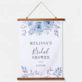 ダスティーブルーの花を飾ったラベンダーの色調の花嫁のシャワー 吊り下げ型タペストリー (正面)