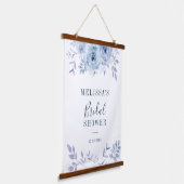 ダスティーブルーの花を飾ったラベンダーの色調の花嫁のシャワー 吊り下げ型タペストリー (傾斜あり)