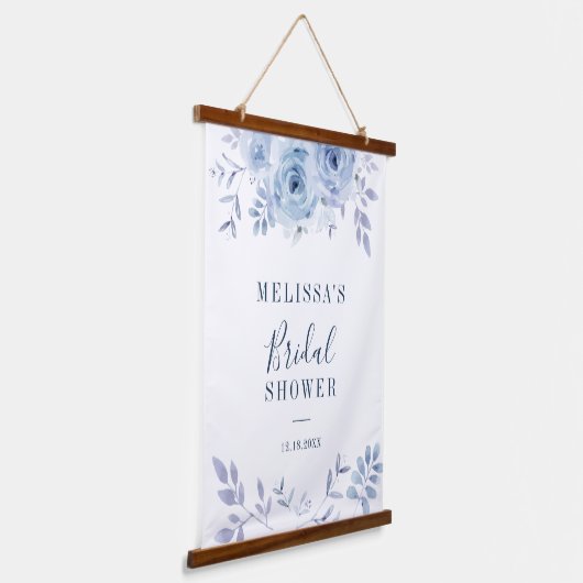 ダスティーブルーの花を飾ったラベンダーの色調の花嫁のシャワー 吊り下げ型タペストリー (傾斜あり)
