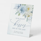 ダスティーブルーの花:瓶の中に何回キスが? 台座サイン (正面)