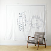 ダスティーブルーの葉の crest モノグラム ウェディング フォト タペストリー (インサイチュ(横))