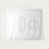 ダスティーブルーの葉の crest モノグラム ウェディング フォト タペストリー (正面(横))