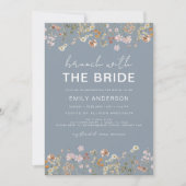 ダスティーブルーの野生の花の ブライダルシャワーのためのフラワーブラン  フラワーブーケ 招待状 (正面)