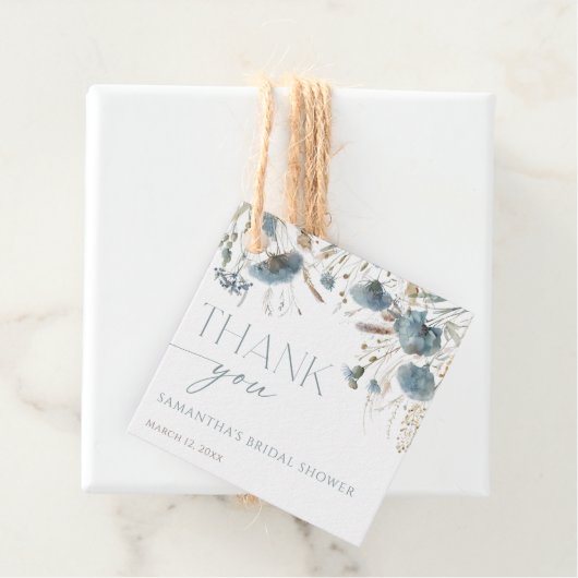 ダスティーブルーの野生の花を添えたボヘミアンスタイルのブライダルシャワー フェイバータグ (インサイチュ)