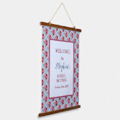 ダスティーブルーアンドバーガンディブライダルシャワーへようこそ 吊り下げ型タペストリー (傾斜あり)