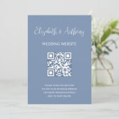 ダスティーブルー エレガント スクリプト | QRコード 結婚式 RSVP 招待状 (スタンド正面)