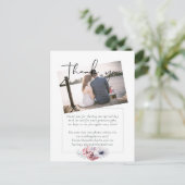 ダスティーブルー コーラル フローラル スクリプト ウェディング サンクス ポストカード (スタンド正面)