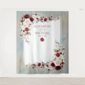 ダスティーブルー バーガンディー ブラッシュ フラワーのウェディングバックドロップ タペストリー (正面)