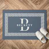 ダスティーモダンエレガントブルーギリシャ鍵フレームモノグラム ドアマット