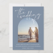 ダスティーモダンブルーアーチイニシャル写真結婚の 招待状 (正面)