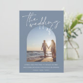 ダスティーモダンブルーアーチイニシャル写真結婚の 招待状 (スタンド正面)
