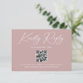 ダスティーローズの結婚式RSVPQRコード エンクロージャーカード (スタンド正面)