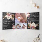 ダスティーローズピンクとアイボリーの花の飾られたバーンワッドのウェディング 三つ折り招待状 (内部)