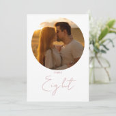 ダスティーローズ モダン ミニマリスト スクリプト テーブル ナンバー 招待状 (スタンド正面)