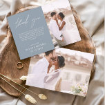 ダスティー結婚ブルーのミニマルサンキューカード チラシ<br><div class="desc">フロント結婚とバックに写真がある予算のサンキューカード。サンキューカードにはモダン、結婚式の日のお祝いの後に使用するエレガント、シンプルタイポグラフィとモダン使用する手書き文字文字が含まれている。</div>