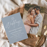 ダスティー結婚ブルーフォトタイポグラフィのモダン 招待状<br><div class="desc">Dusty Blueの結婚秋、秋、春結婚、夏の写真やお祝いの招待状は結婚、特別な結婚式の日ののためのタイポグラフィとの色と美しくエレガントとスクリプトのを含むモダン。</div>
