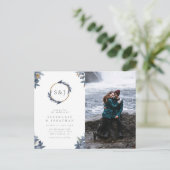 ダスティー離れブルー金ゴールドモノグラ結婚ムの写真 インビテーションポストカード (スタンド正面)