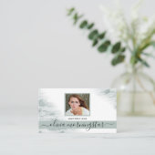 ダスティ淡い色のセージ緑の水色QRと写真 名刺 (スタンド正面)