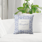 ダスティ素朴ブルーとホワイトのミスター&ミセスパターン(の模様が)ある クッション