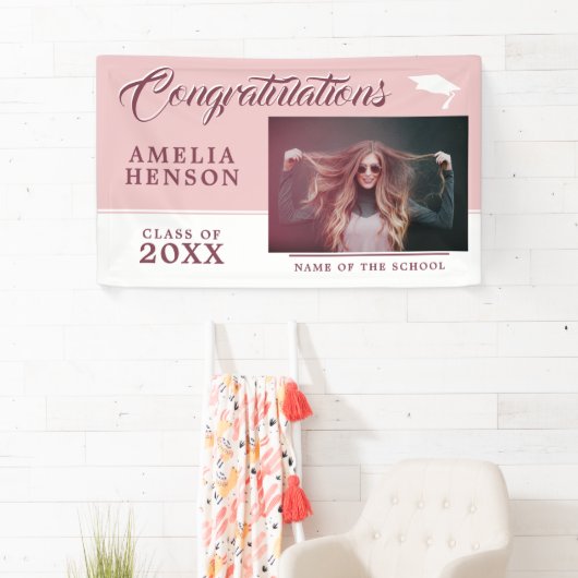 ダスティ・ピモダンンクの大学院写真卒業パーティー 横断幕 (インサイチュ)