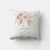 ダスティ ローズ & アイボリー フラワー ウェディングまたは記念日 クッション (正面)