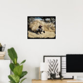 ダストクラウド内の未舗装道路のATV （エッジ付き） ポスター (ホームオフィス)