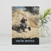 ダストクラウド内の未舗装道路のATV （エッジ付き） 招待状 (スタンド正面)