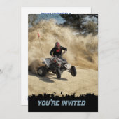ダストクラウド内の未舗装道路のATV （エッジ付き） 招待状 (正面/裏面)