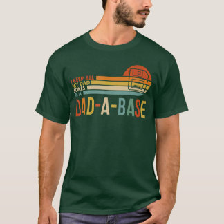 ダダ漏れお父さんジョークをDadABaseに保存しています レトロなお父さんの日のプレゼント Tシャツ