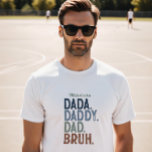 ダダ父のーからブパーソナライズされたールの進化 Tシャツ<br><div class="desc">パーソナライズされたおもしろい笑わされるよくはしゃぐパパ – こ祝のShirtとDadaから最終的に承認された"Bruh"に移動するデザインとFatherhoodの進化。 このはっきりしたデザインは動揺してトレンディーとノスタルジックの両方を特徴と男らし、トーンのグラディエントでブロックタイポグラフィ感じ。トップのパーソナライゼーションは温かくtouchを加えカスタム、子育てのあらゆるステージを通して笑えるパパに最適である。父の日、誕生日、または単に、このデザインは人格と魅力を持ってそれを言う。</div>