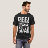 ダチャ埠頭の赤い漁網と漁船 Tシャツ (正面フル)
