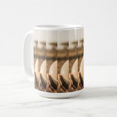 ダチョウの卵を持つアフリカの女性 コーヒーマグカップ (正面左)