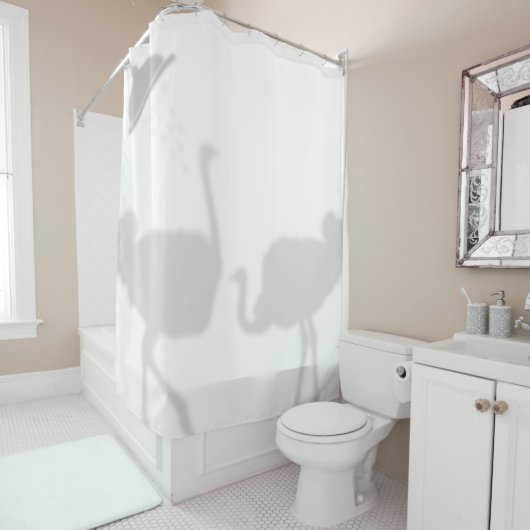 ダチョウの影のシルエットの影のバディがシャワーに シャワーカーテン (インサイチュ)